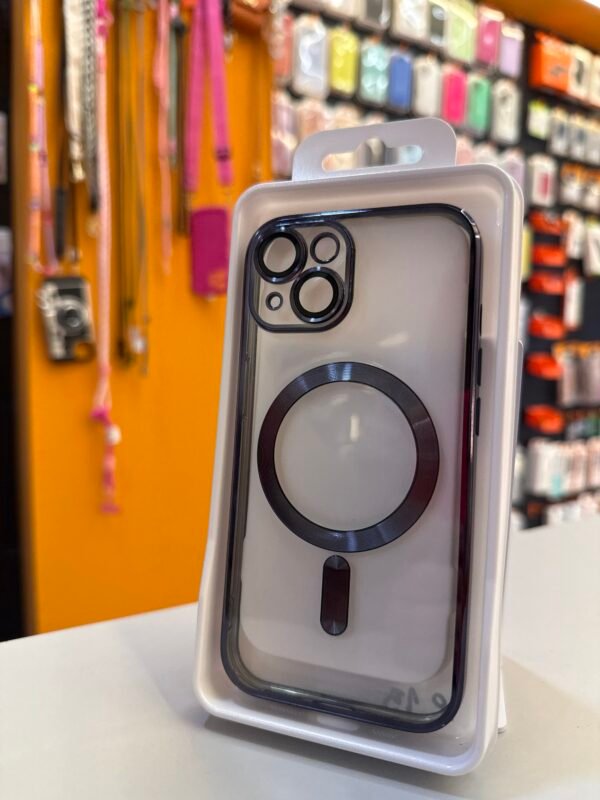 311c81c3-b280-4a34-8d3d-f09adcf63b18-9321-000027cc7b4b41c9_file Funda iPhone 15 Borde Metálico Con Protector De Cámara