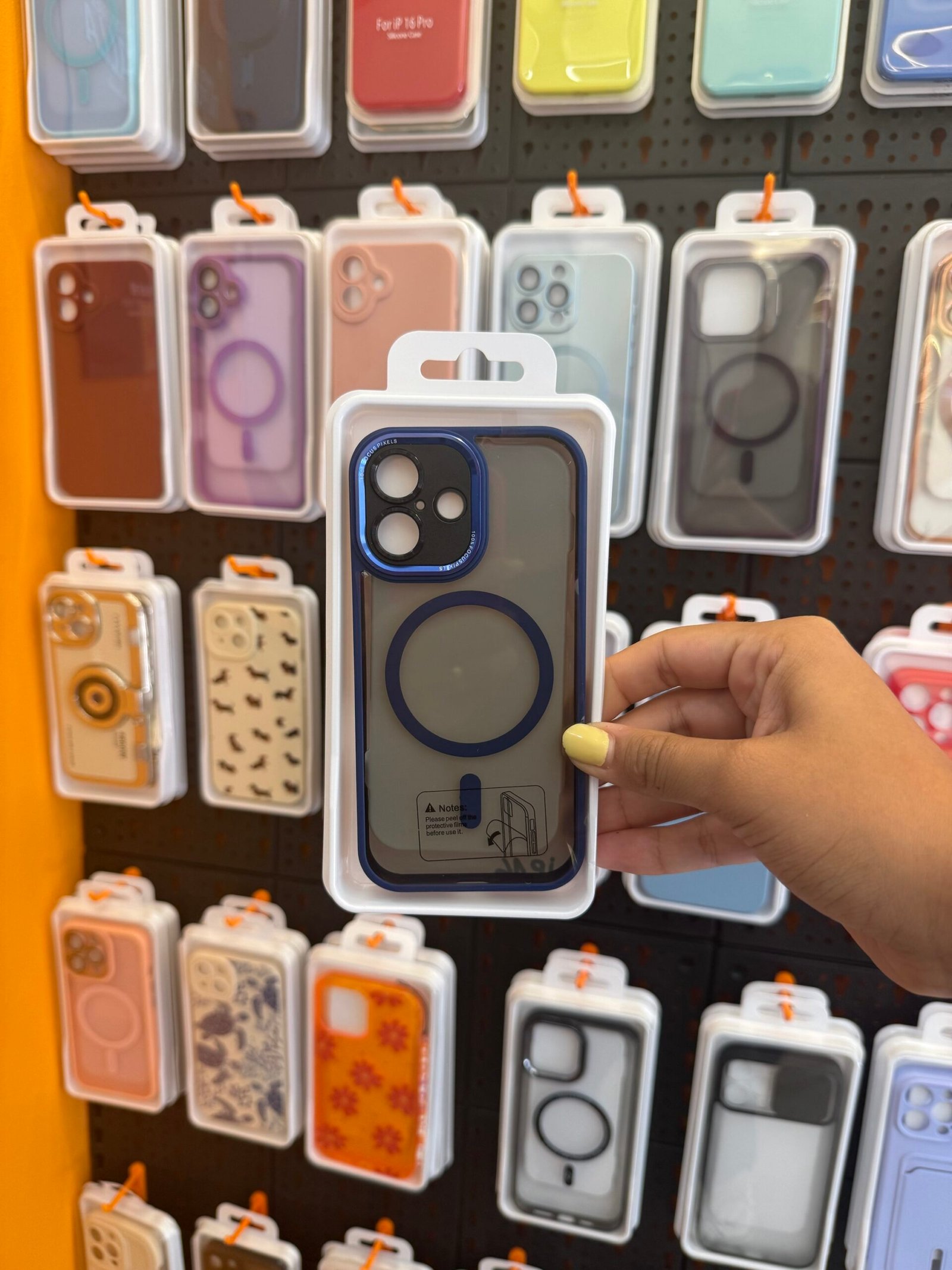 Funda iPhone 16 con Borde Metálico Azul